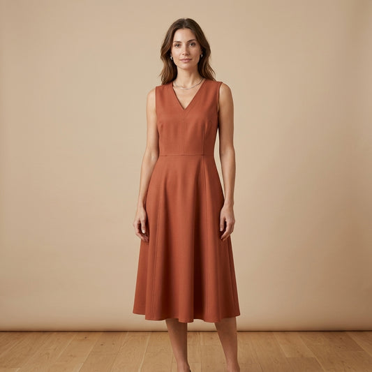 Abito smanicato in twill terracotta indossato da modella - Valen