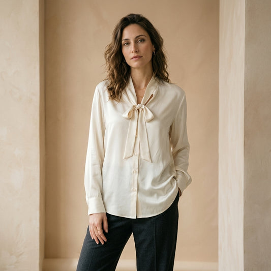 Camicia in raso panna con laccio indossato da modella - Valen