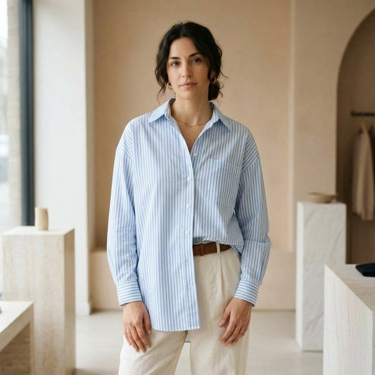 Camicia oversize a righe azzurre indossato da modella - Valen