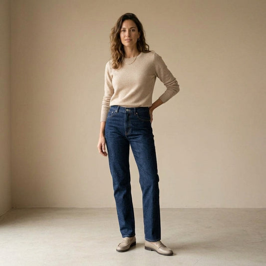 Jeans dritto a vita alta blu scuro indossato da modella - Valen