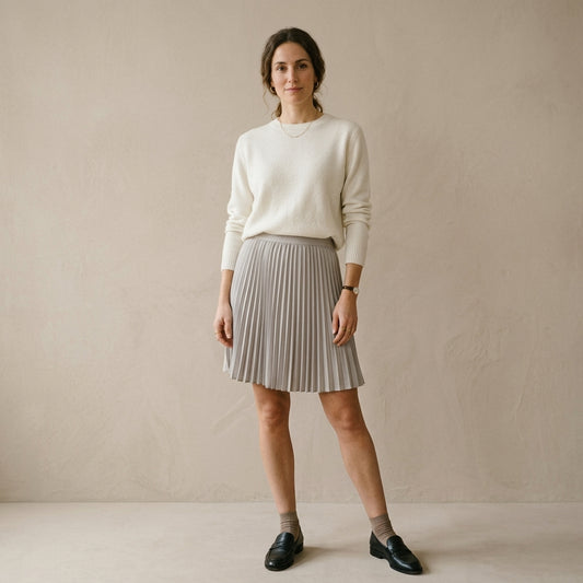 Minigonna plissé grigio perla indossato da modella - Valen