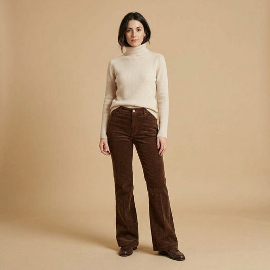 Pantalone a zampa in velluto cioccolato indossato da modella - Valen